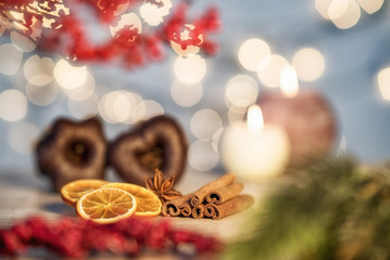 Weihnachtliche Szene mit Lebkuchen, Zimtstangen und Orangen