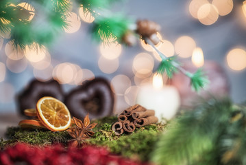 Weihnachtliche Szene mit Lebkuchen, Zimtstangen und Orangen - obrazy, fototapety, plakaty
