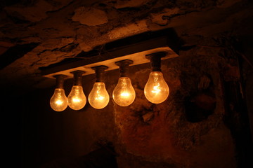 Электрические  лампочки на темном фоне