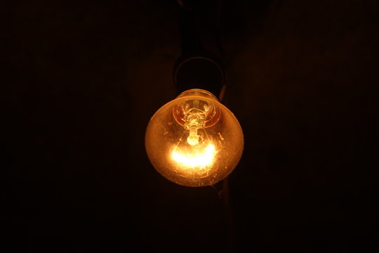 Электрическая лампочка на темном фоне