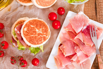 Tigella bread stuffed with ham and lettuce. 