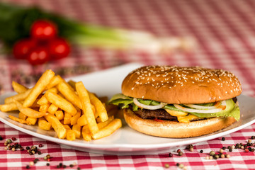 Cheeseburger mit Pommes Frites