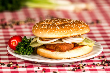 Chickenburger rustikal angerichtet