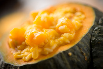 Risotto con la zucca servito in una zucca di colore verdone