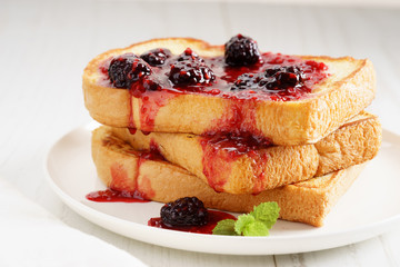 french toast and berries sauce