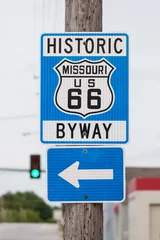 Stickers meubles Route 66 Signe historique de la route 66 avec arrière-plan flou de feux de circulation à Mi