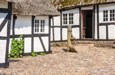 Bauernhäuser mit Tränke und Kopfsteinpflaster, Jütland, Dänemark