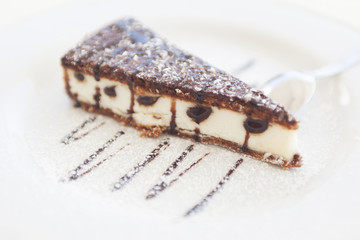 Fetta di torta al cocco e cioccolato