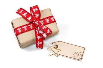 Hübsch verpacktes Geschenk mit Anhänger