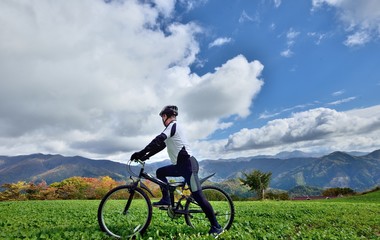 青空と紅葉の草原を走る