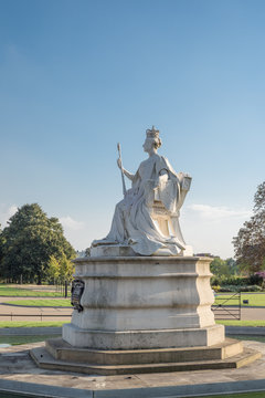statue of Queen Victoria in Kensington Gardens, Londen