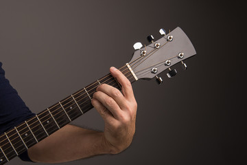Gitarrist spielt F-Akkord auf Gitarre
