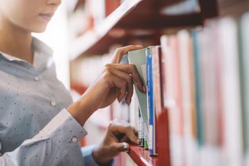 Student searching books