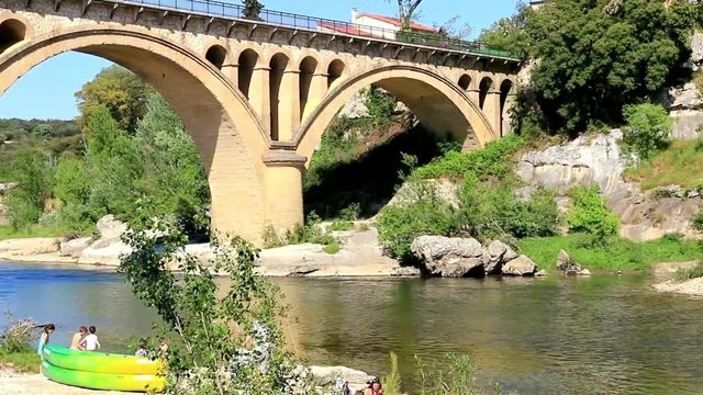 Pont sur la rivi&egrave;re Gard
