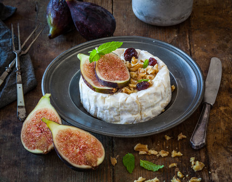 Camembert with figs and nuts