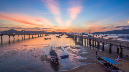 Obraz premium sunrise at Chalong pier