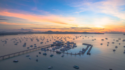 Obraz premium sunrise at Chalong pier