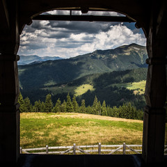 Fototapety  Piękna karpacka sceneria przez łuk okna through