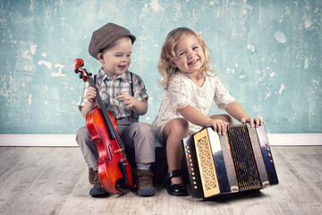 zwei kleine Kinder mit Musikinstrumenten, retro