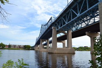 Fototapeta na wymiar Mississippi Bridges