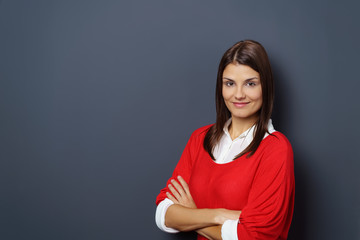 lächelnde junge frau mit rotem shirt