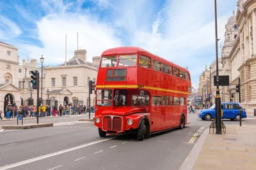  rode dubbeldekker vintage bus in een straat © Richie Chan