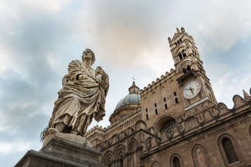 Fototapeta na wymiar La statua e la cattedrale