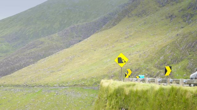 The big mountian going through the Skyroad in Ireland with the street signs on the side