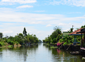 Fototapeta na wymiar Thai canal life style with wooden floating boat and trees