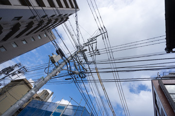 Obraz premium 建物と電柱