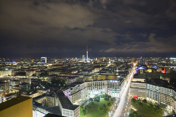 Obraz premium Blick auf Berlin Mitte bei Nacht