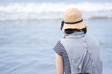 海を見つめる女性