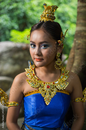 Asian Women Traditional Dress Beautiful 12