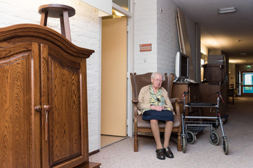 97 years old woman suffers move into retirement home - obrazy, fototapety, plakaty