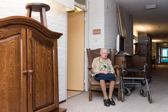 97 Years Old Woman Suffers Move Into Retirement Home