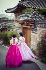 Obraz premium Kilka kobiet spaceruje po tradycyjnych domach w wiosce Bukchon Hanok w Seulu w Korei Południowej.