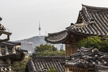 Obraz premium Wioska Bukchon Hanok to jedno ze słynnych miejsc koreańskiej tradycji