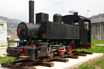 Fototapeta premium Máquina de vapor que transportaba el carbón del Valle de Turón