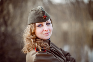 Девушка в военной форме СССР