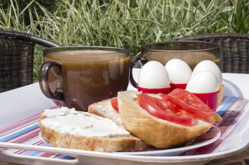 śniadanie w ogrodzie, bułka pomidor jajko i kawa zbożowa, breakfast, egg roll and coffee © Krzysztof Matloch