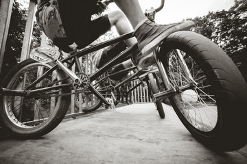 Obraz premium Company of young people on BMX