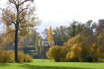 Park an der Ilm (Weimar) im Herbst mit Blick auf das Römische Haus