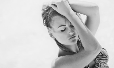 Портрет молодой стильной счастливой женщины