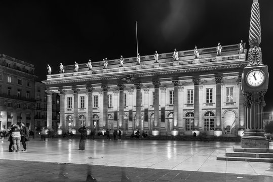Fototapeta Grand Théâtre de Bordeaux la nuit, Gironde, Aquitaine, Nouvelle-Aquitaine, France, Noir et Blanc