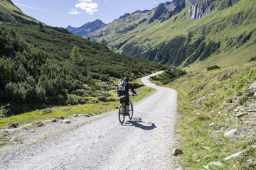ciclista in mtb, vacanza attiva in alto adige