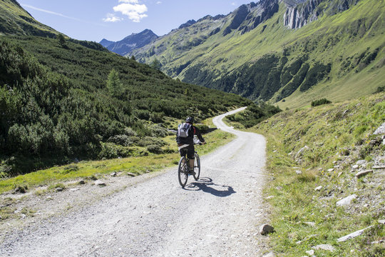 ciclista in mtb, vacanza attiva in alto adige