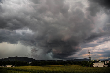Heftiges Gewitter im Sommer mit Hagel und Starkregen im Sonnenuntergang