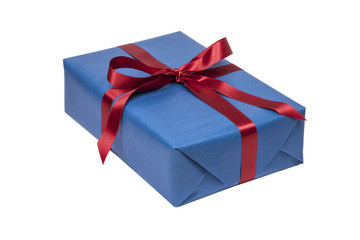 Blaues Geschenk mit Schleife auf weißem Hintergrund