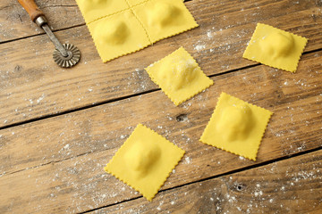 pasta fresca fatta a mano ravioli ripieni su tavolo di cucina rustico