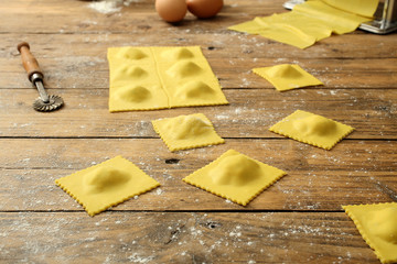 pasta fresca fatta a mano ravioli ripieni su tavolo di cucina rustico